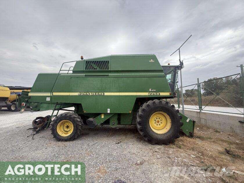 John Deere 2258 Traktory