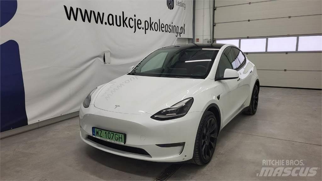 Tesla Y Automobily