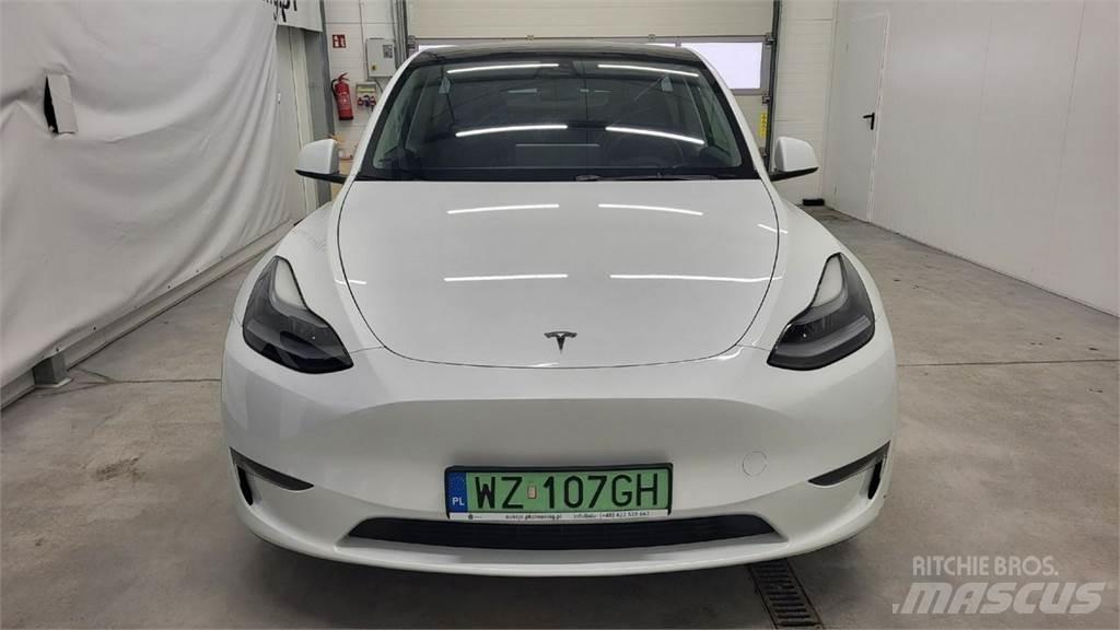 Tesla Y Automobily