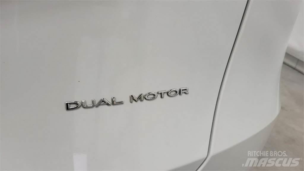 Tesla Y Automobily