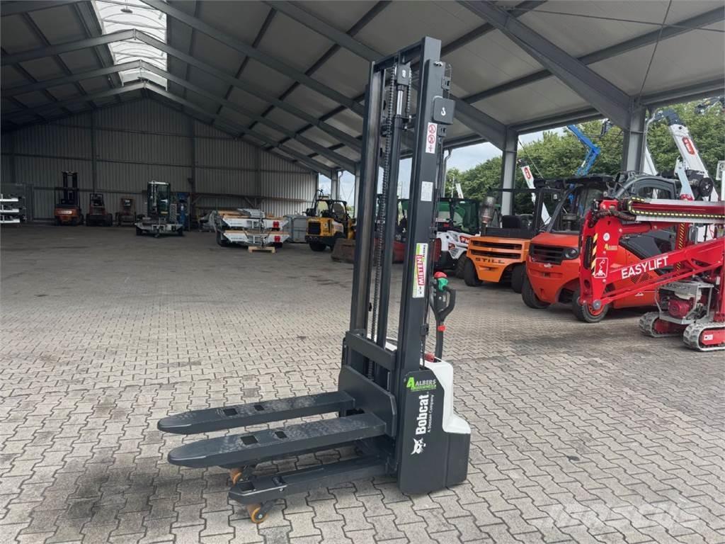 Bobcat LSM12N-7 i Ručne vedené vysokozdvižné vozíky