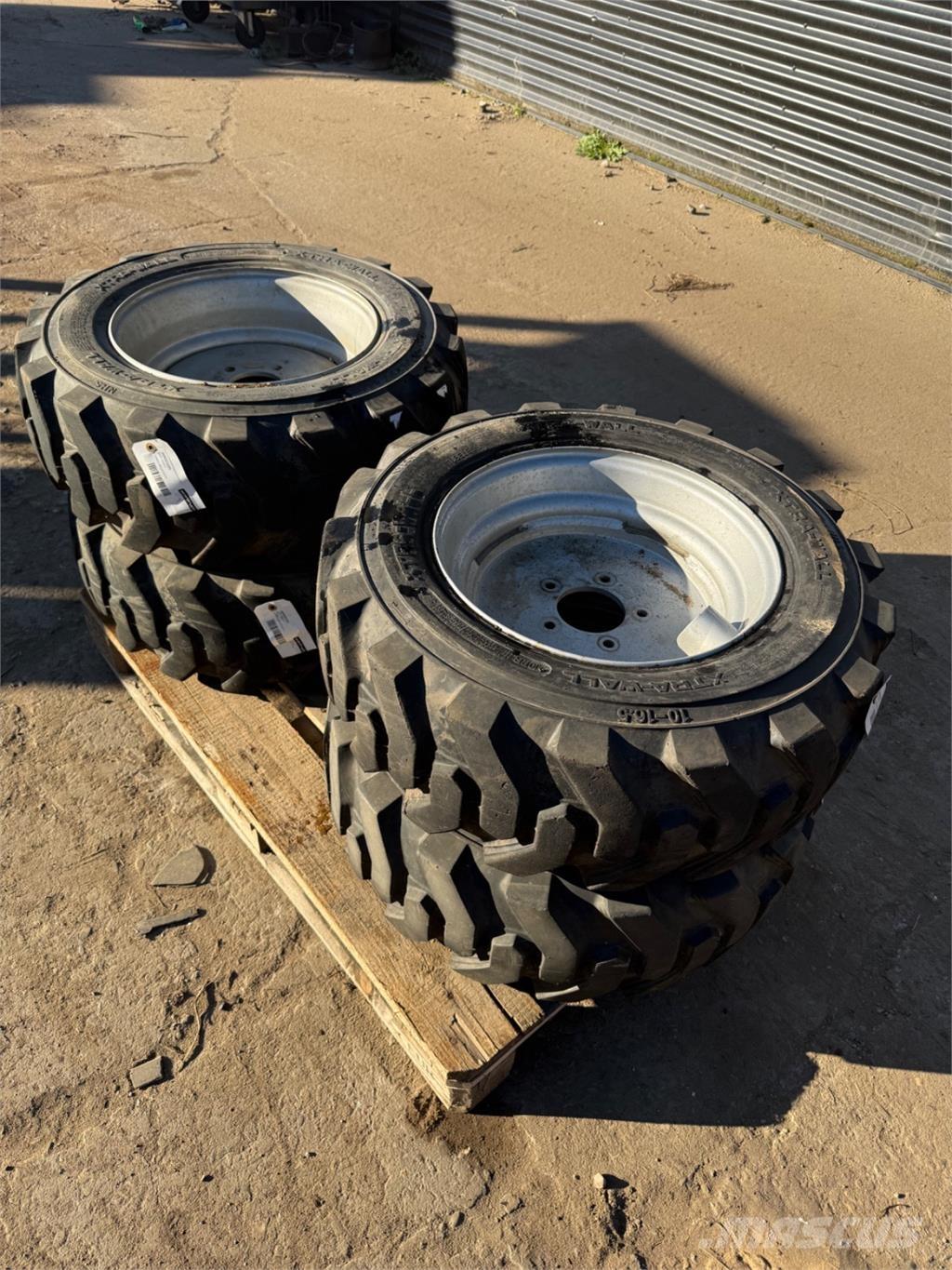  10-16.5 Pneumatiky, kolesá a ráfiky