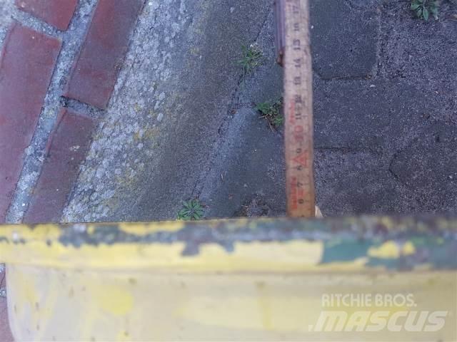  16 5.50Fx16 Pneumatiky, kolesá a ráfiky