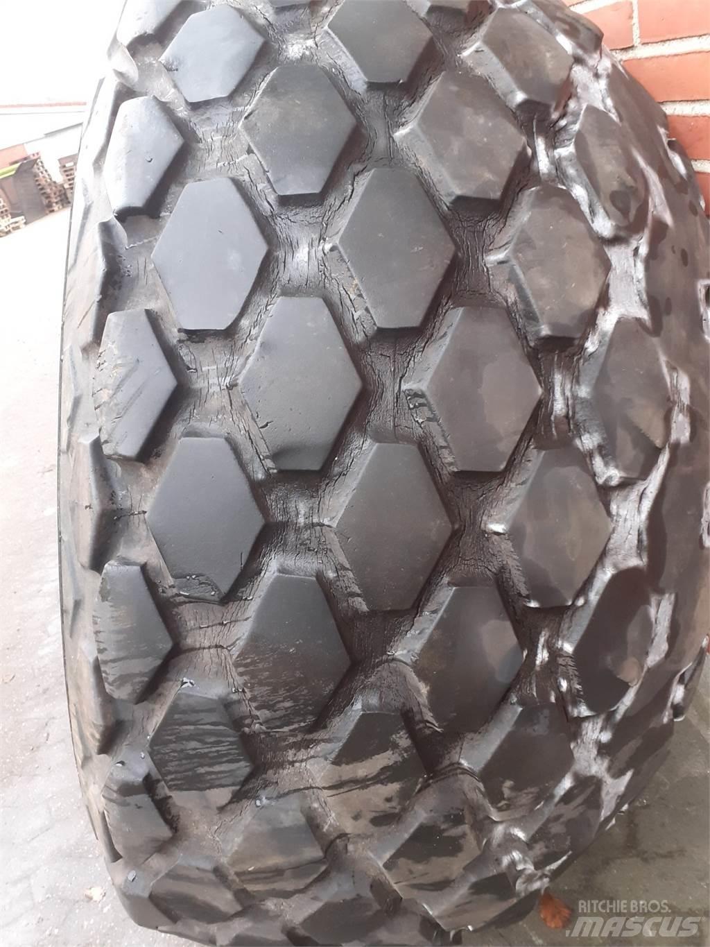  26 28L-26 Pneumatiky, kolesá a ráfiky