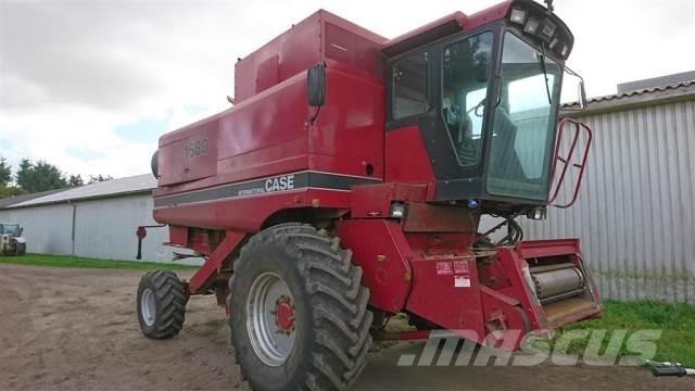 CASE 1680 Kombinované zberacie stroje