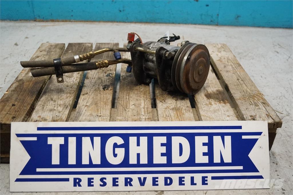 CASE 621D Kabíny a interiér