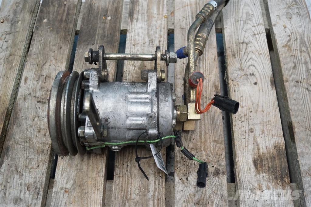 CASE 621D Kabíny a interiér