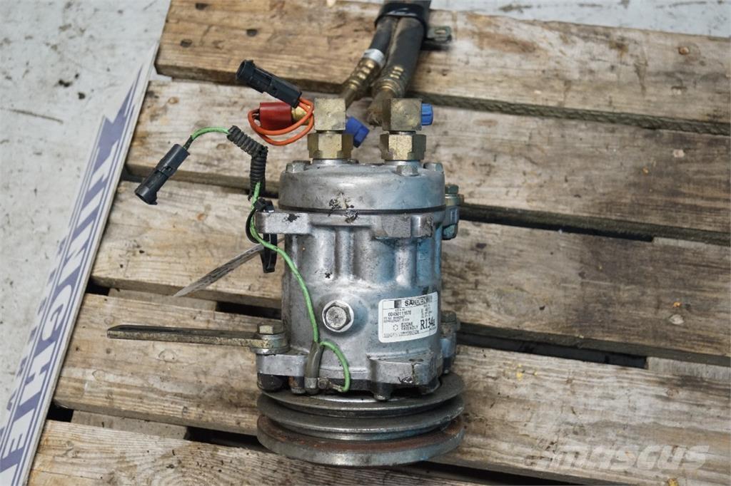 CASE 621D Kabíny a interiér