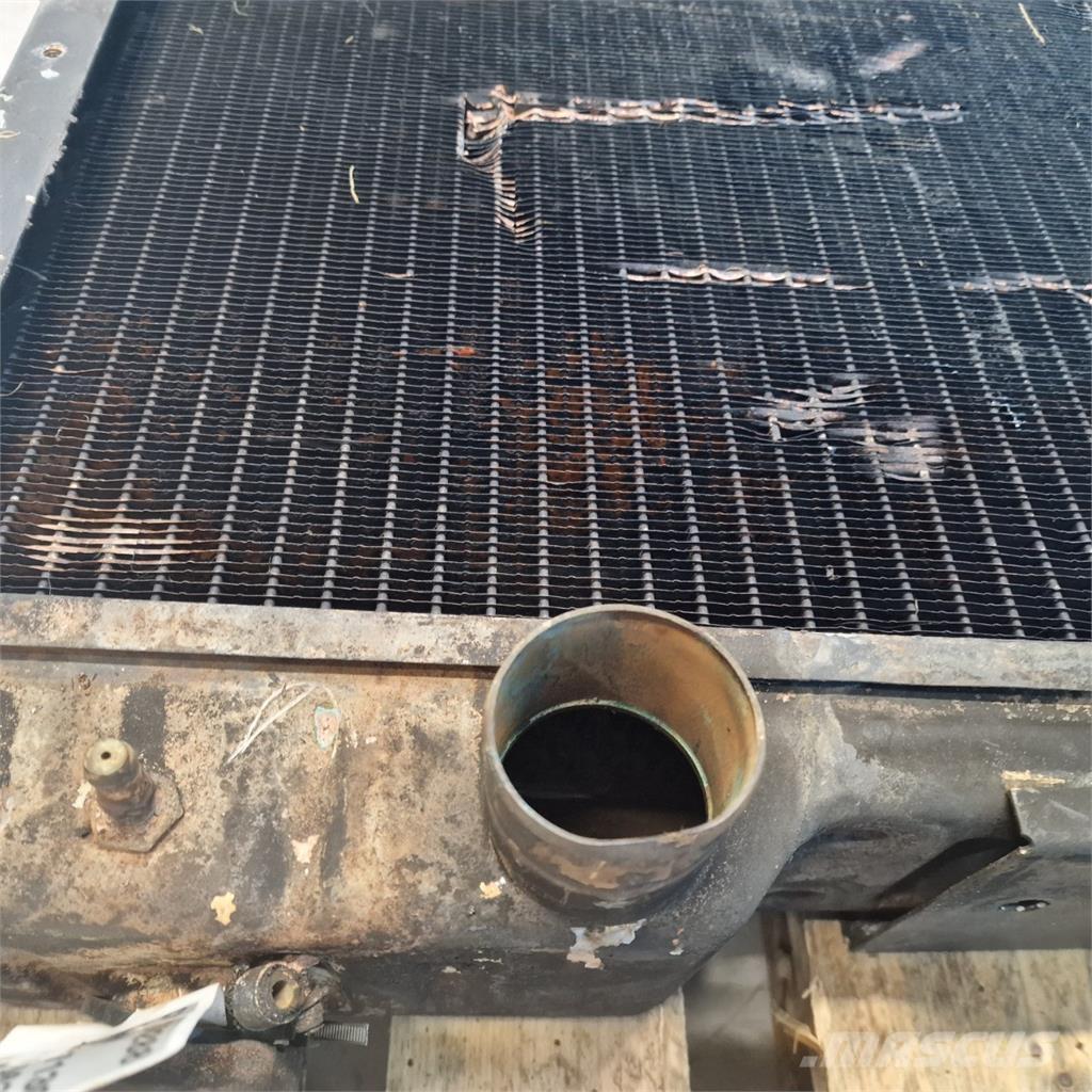 CASE 7130 Radiátory