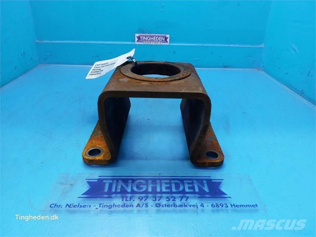 CASE Farmall 95A Kabíny a interiér