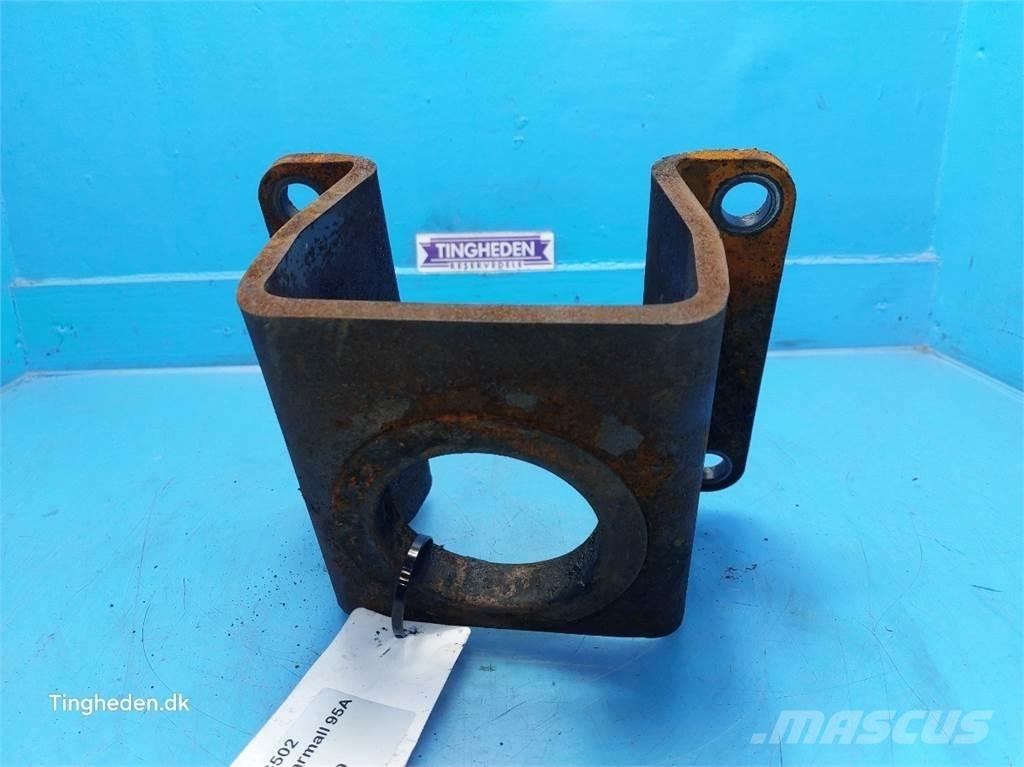 CASE Farmall 95A Kabíny a interiér