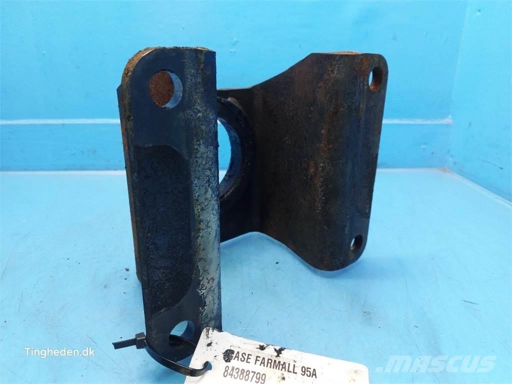 CASE Farmall 95A Kabíny a interiér