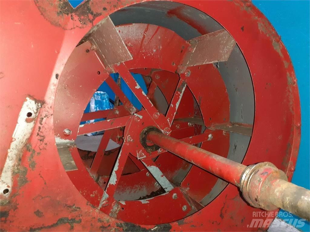 Case IH 1620 Posýpače soli a piesku