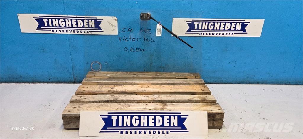 Case IH 685 Kabíny a interiér