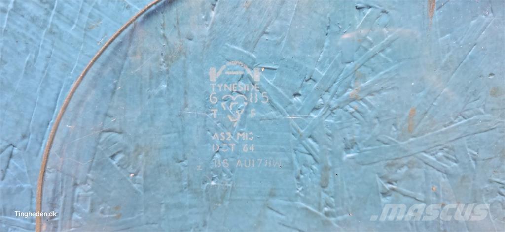 Case IH 685 Kabíny a interiér