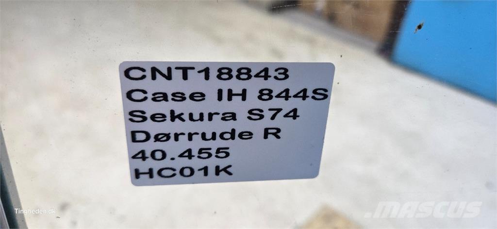 Case IH 844S Kabíny a interiér