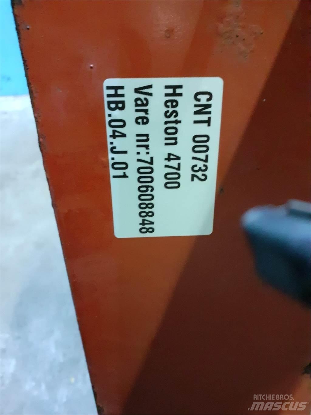 Hesston 4700 Čeľuste na balíky