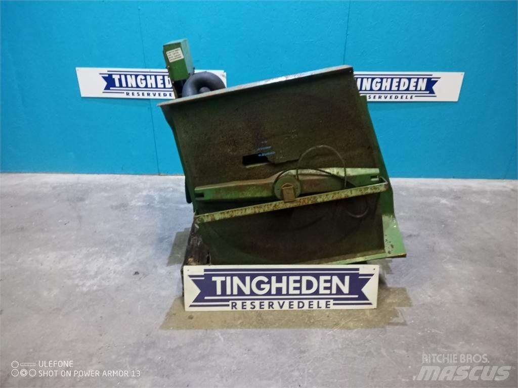 John Deere 1075 Kabíny a interiér