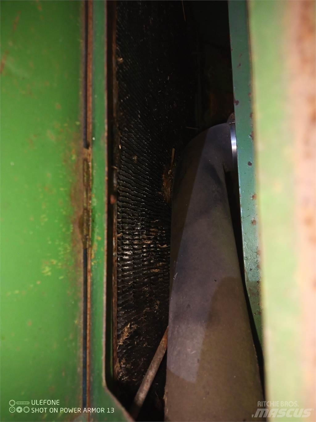 John Deere 1075 Kabíny a interiér