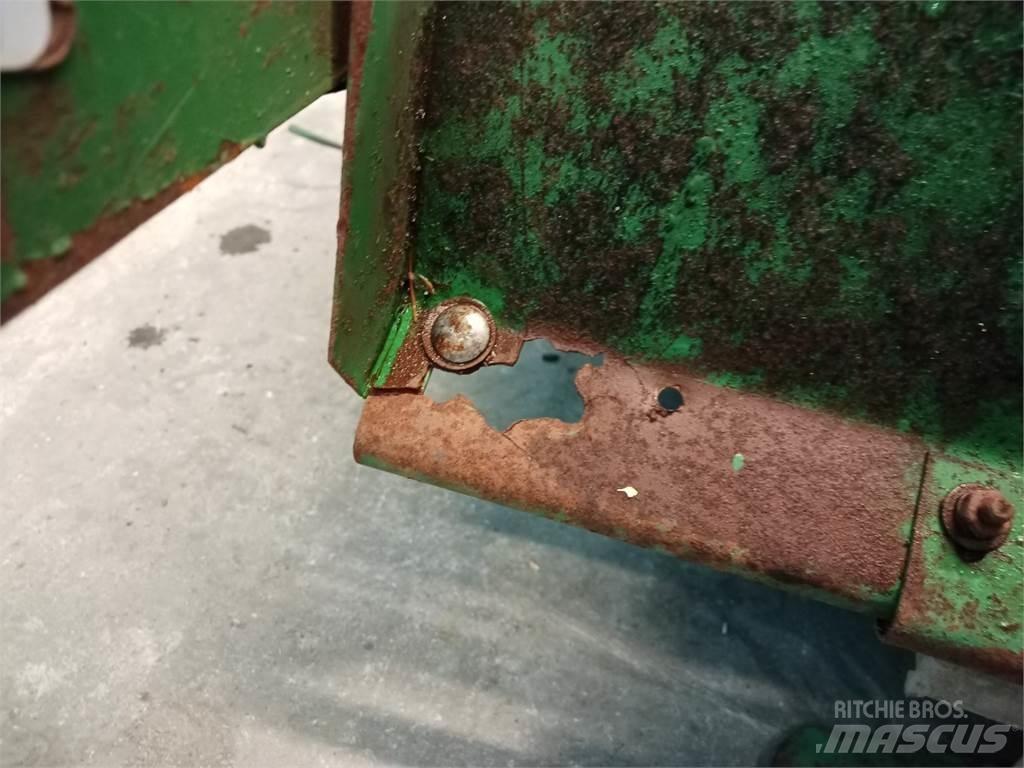 John Deere 1085 Posýpače soli a piesku