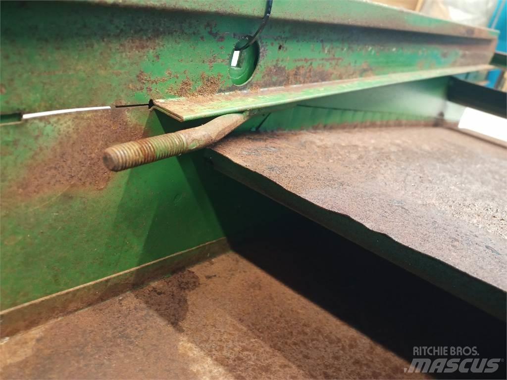 John Deere 2054 Posýpače soli a piesku