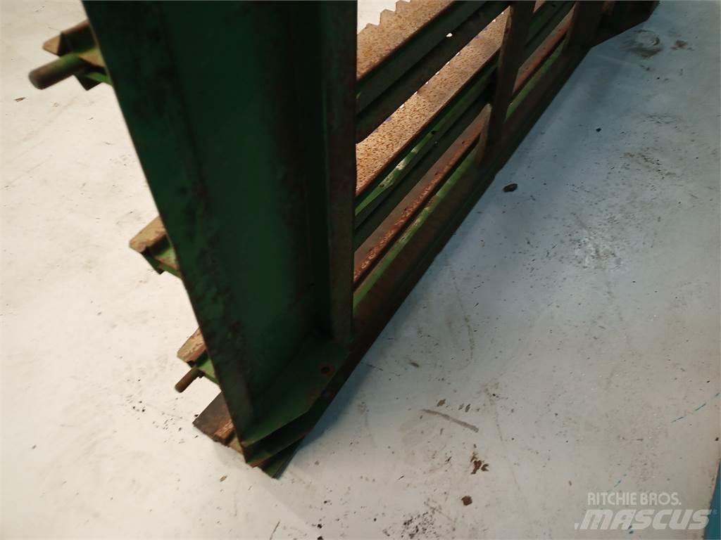 John Deere 2054 Posýpače soli a piesku