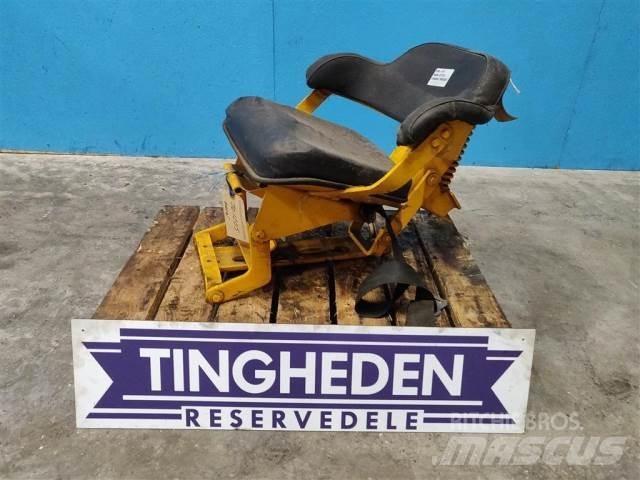 John Deere 310 Kabíny a interiér