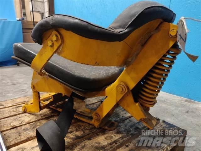 John Deere 310 Kabíny a interiér