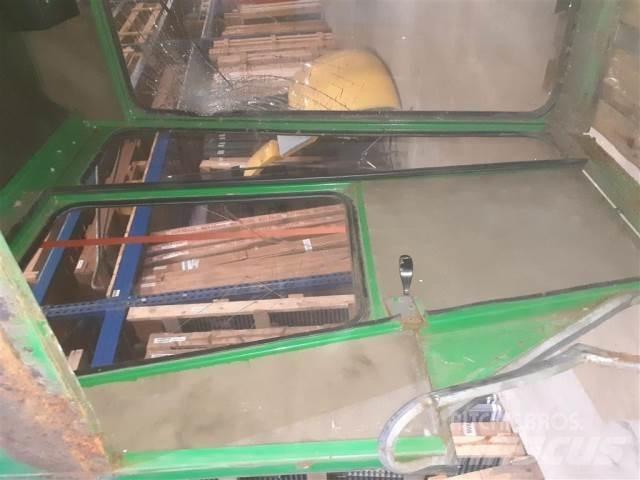 John Deere 955 Kabíny a interiér