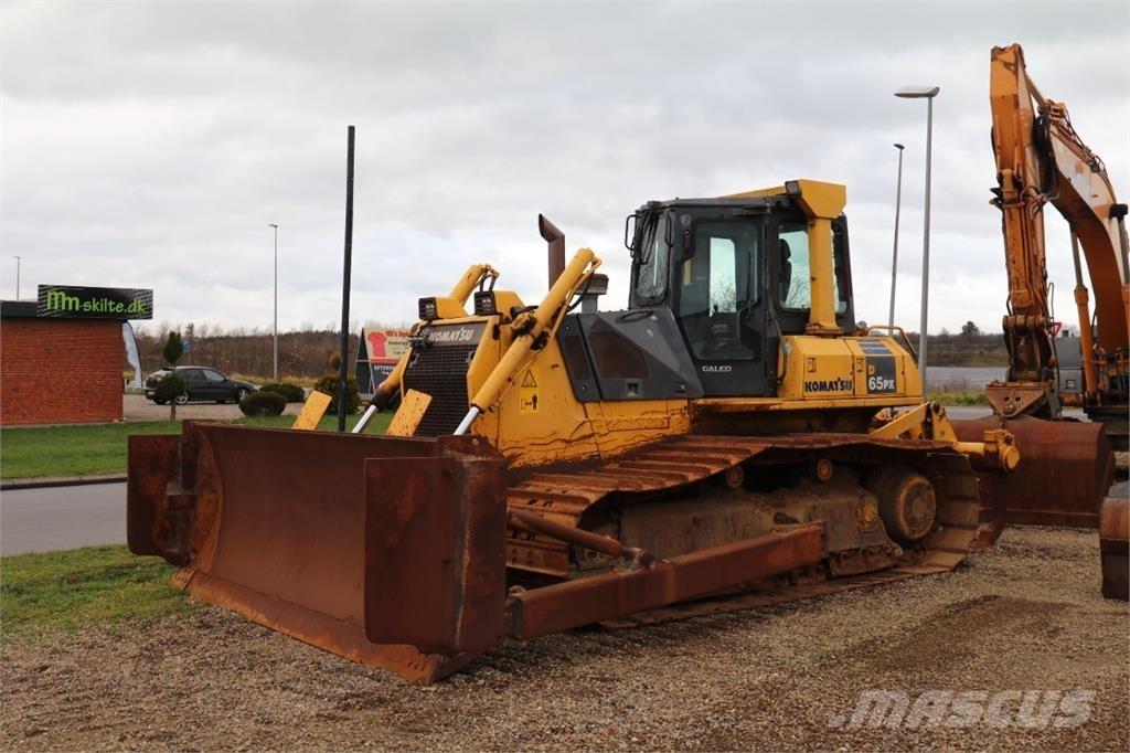 Komatsu D65PX-15 Pásové dozéry