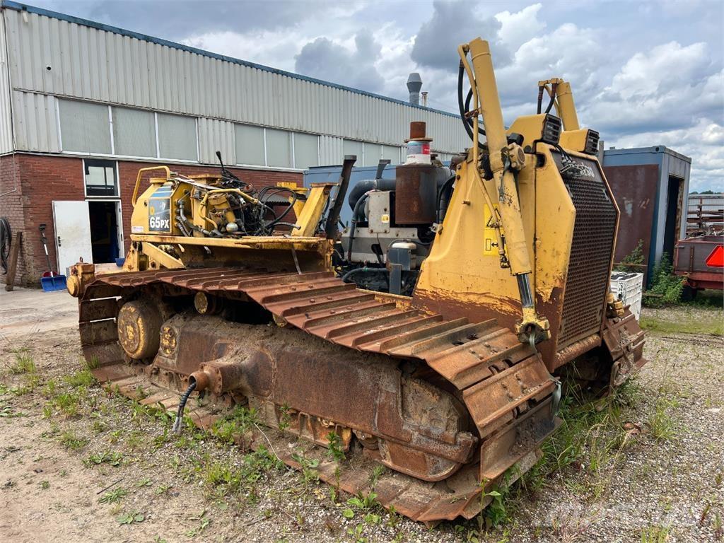 Komatsu D65PX-15 Pásové dozéry