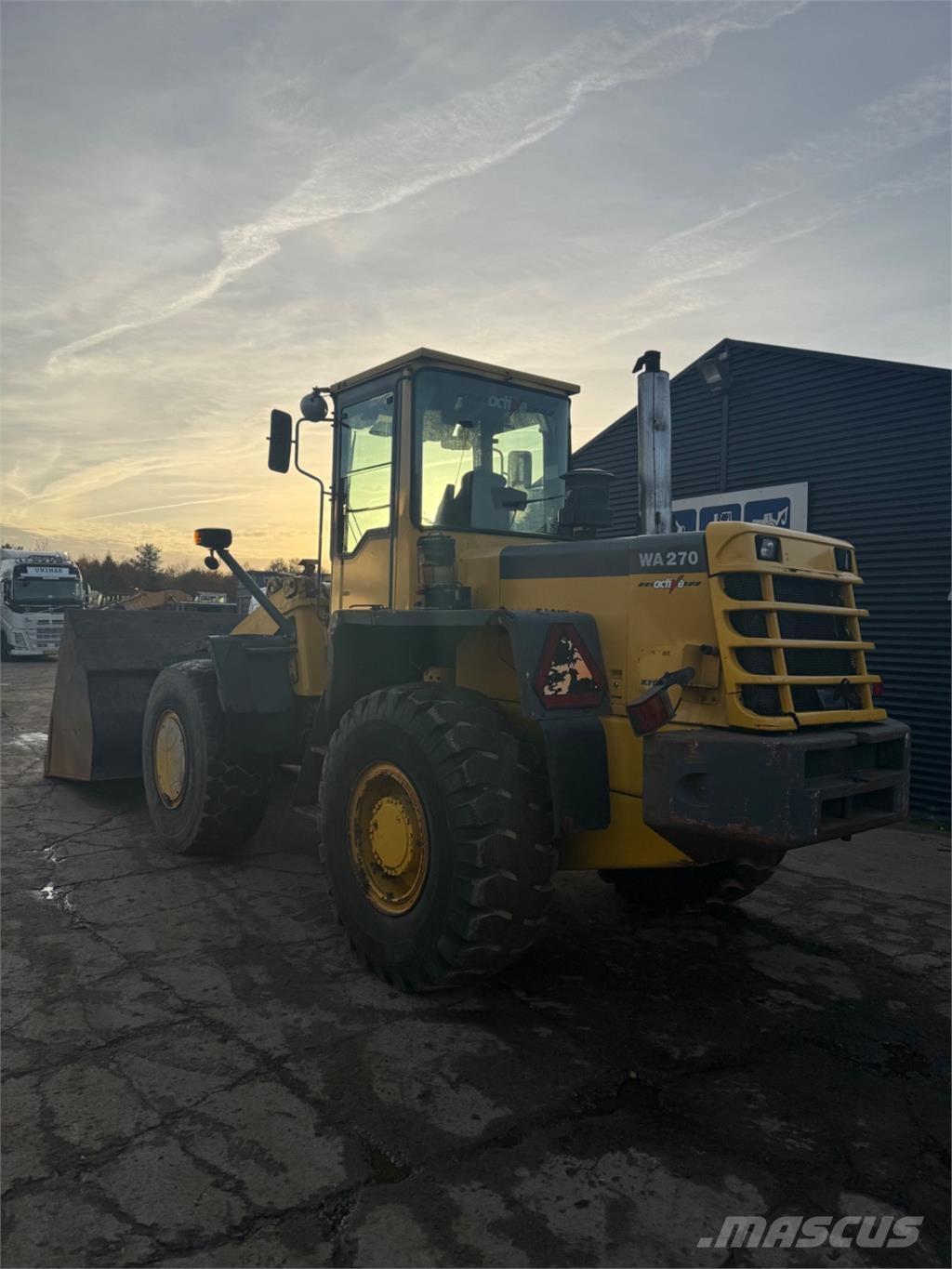 Komatsu WA270-3 Kolesové nakladače