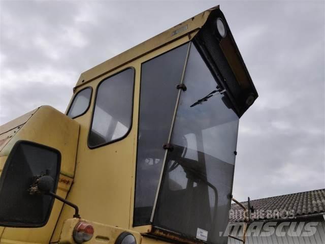 New Holland 1550 Kabíny a interiér