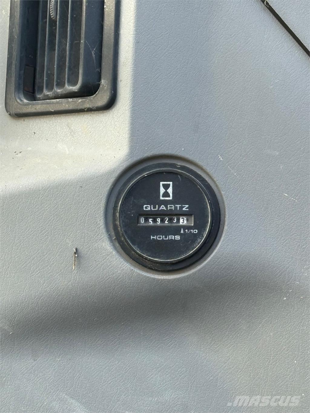 New Holland E305 Pásové rýpadlá