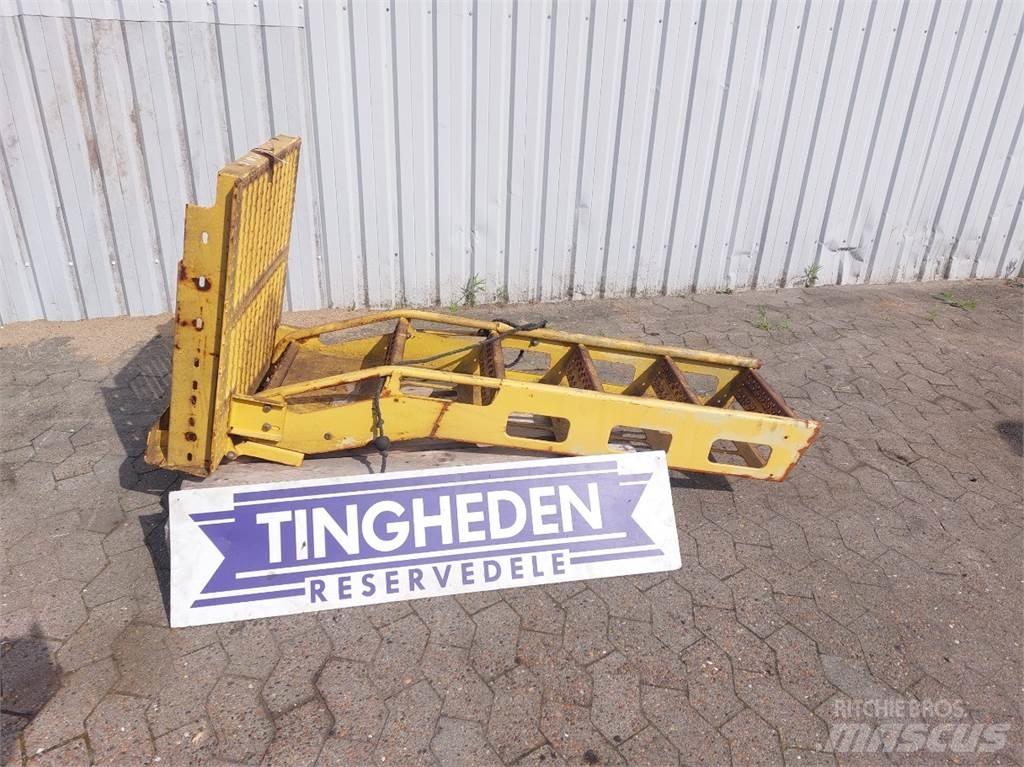 New Holland TF78 Kabíny a interiér