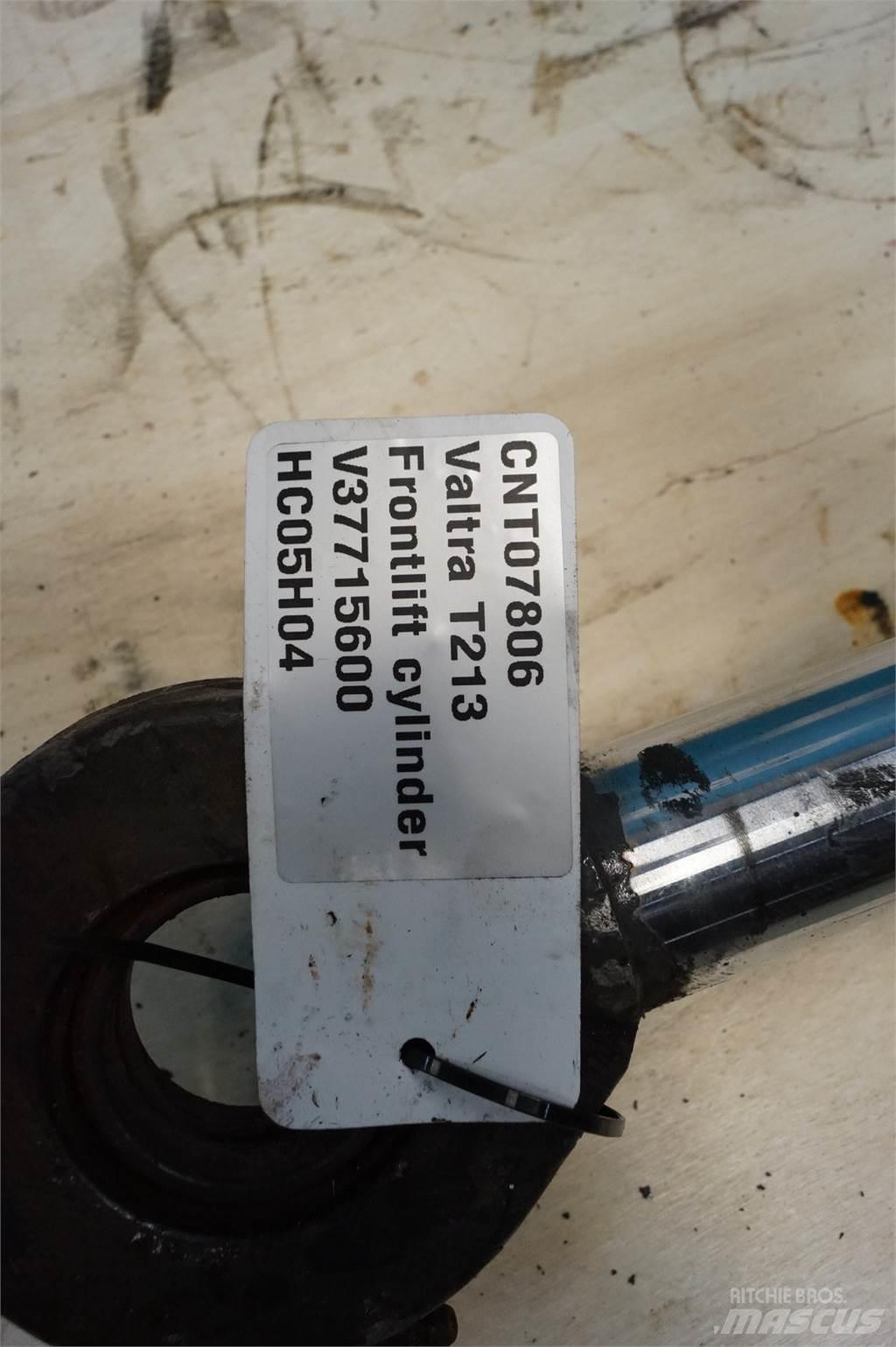 Valtra T213 Príslušenstvo pre čelné nakladače