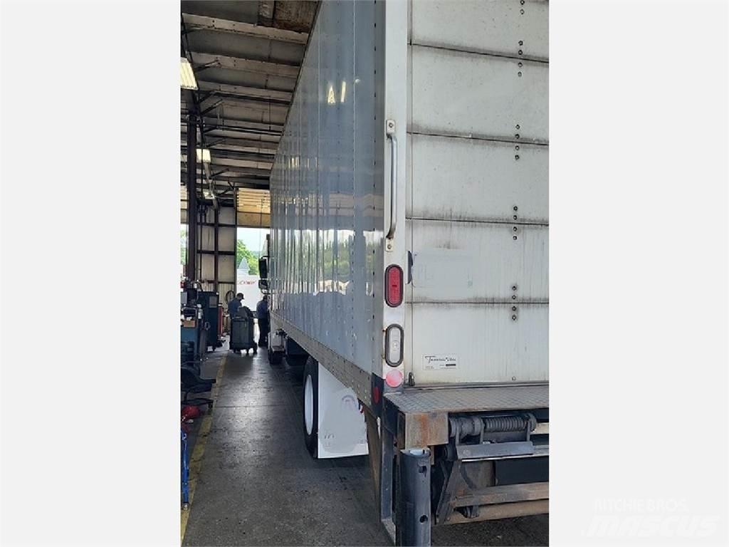 Freightliner M2 Skriňová nadstavba