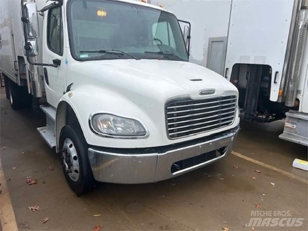 Freightliner M2-106 Skriňová nadstavba