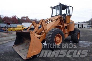 CASE W24B Kolesové nakladače