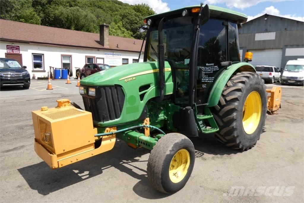 John Deere 5085M Traktory