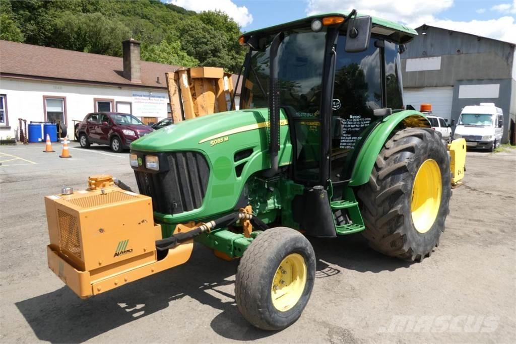 John Deere 5085M Traktory