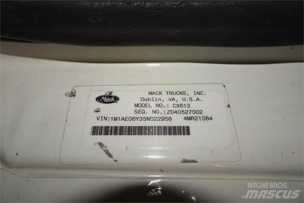 Mack CX613 Nákladné vozidlá bez nadstavby