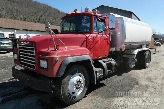 Mack RD690P Cisternové nákladné vozidlá