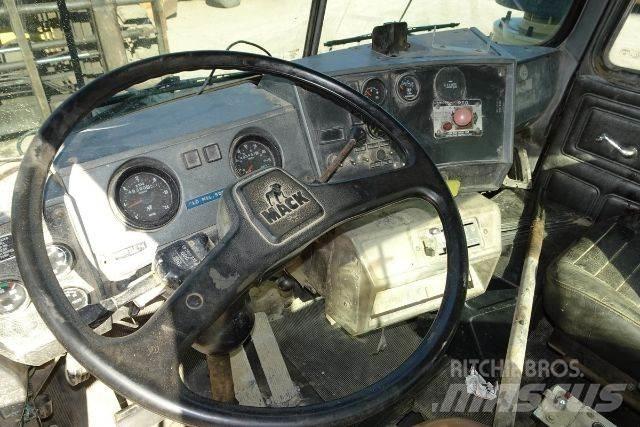 Mack RD690S Kabíny a interiér