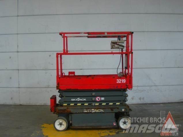 SkyJack SJ3219 Kĺbové plošiny