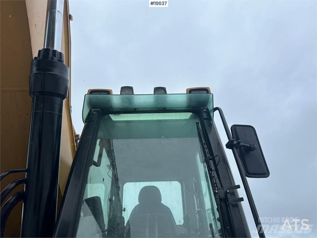 CAT 300D Pásové rýpadlá