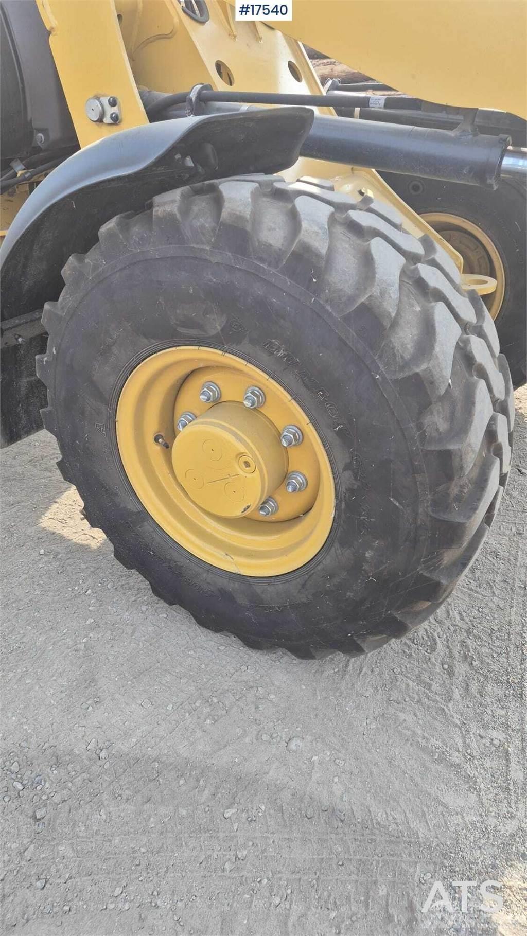 CAT 906M Kolesové nakladače