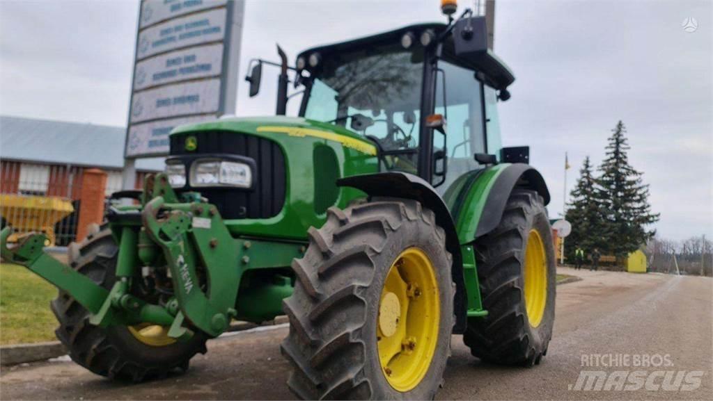 John Deere 5820 Traktory