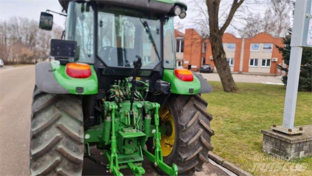 John Deere 5820 Traktory