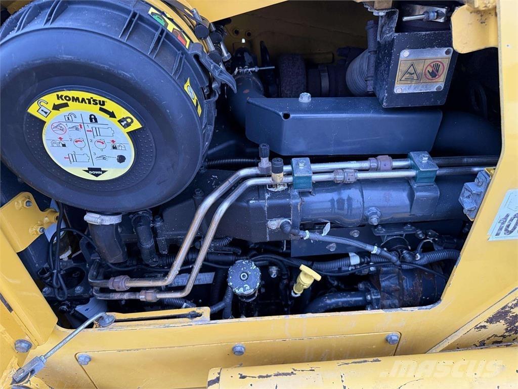 Komatsu D51PX-22 Pásové dozéry